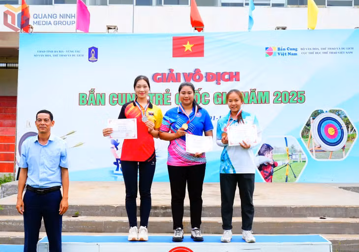 Cung thủ Quảng Ninh Đinh Phương Thảo (đứng giữa) đoạt HCV nội dung cá nhân cự ly 30m U21 cung 3 dây.