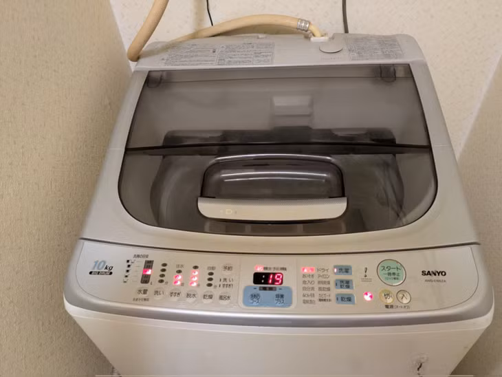 Chiếc máy giặt Sanyo "20 năm không hỏng" của một người dùng gây bão trên mạng xã hội X. Ảnh: Tony/X.