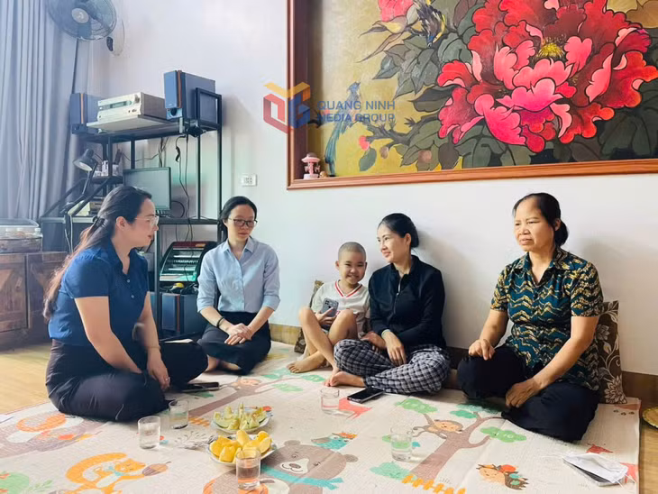 Hội LHPN phường Bãi Cháy thăm, tặng quà cho em Vũ Diệu Hương (tổ 11, khu 7, phường Bãi Cháy) trong chương trình "Mẹ đỡ đầu".