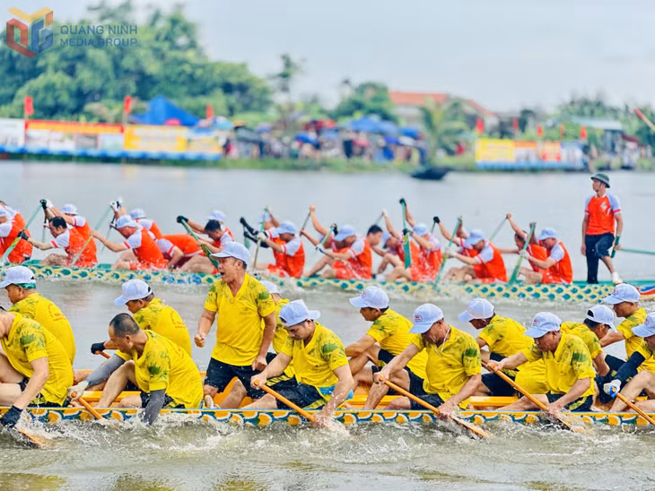 Môn đua thuyền chải góp phần khẳng định truyền thống đoàn kết của cư dân vùng đảo Hà Nam.