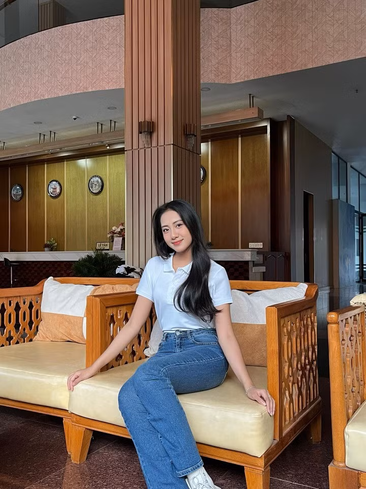 Trong các hoạt động thường ngày, cô hay diện trang phục hiện đại với đồ jeans, áo phông hay croptop.