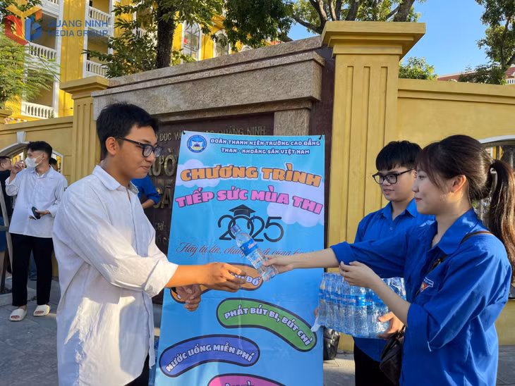 Đoàn viên thanh niên huyện Hải Hà phát nước miễn phí cho thí sinh tại các điểm thi.