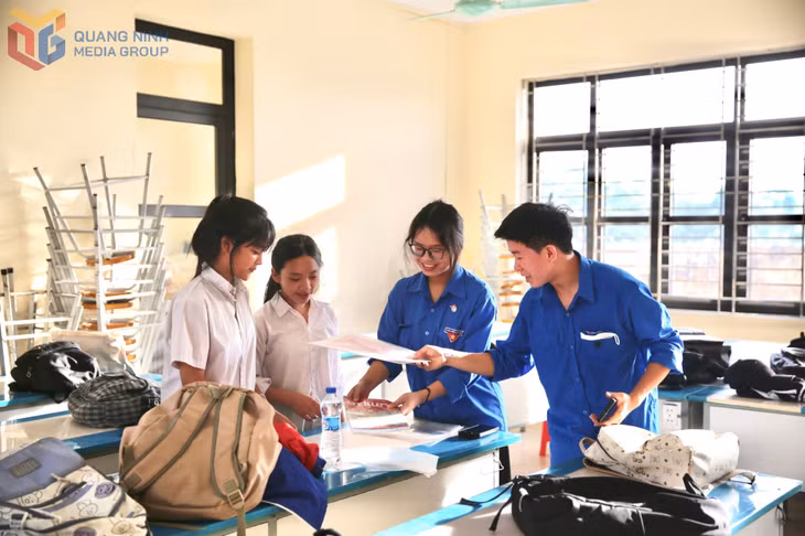 Lực lượng thanh niên tại điểm thi Trường THPT Bạch Đằng (TX Quảng Yên) trông giữ đồ đạc cá nhân giúp các thí sinh yên tâm bước vào phòng thi.