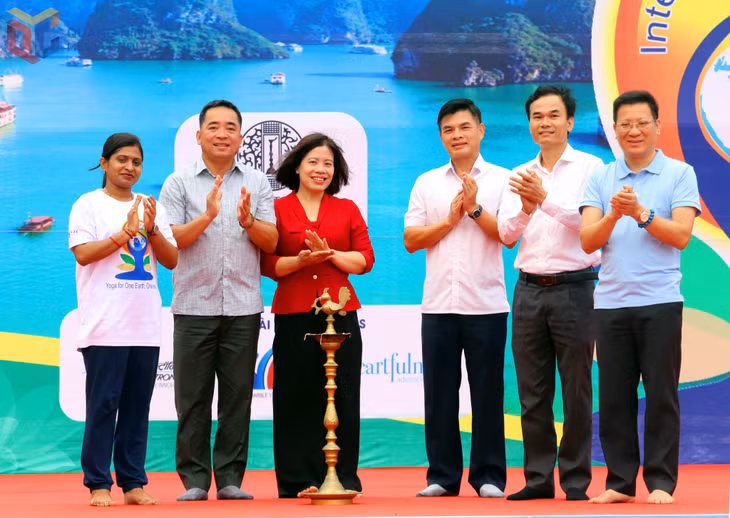 Ban tổ chức trang trọng thực hiện nghi thức đốt đèn truyền thống, ý nghĩa, bắt đầu cho buổi lễ lớn.