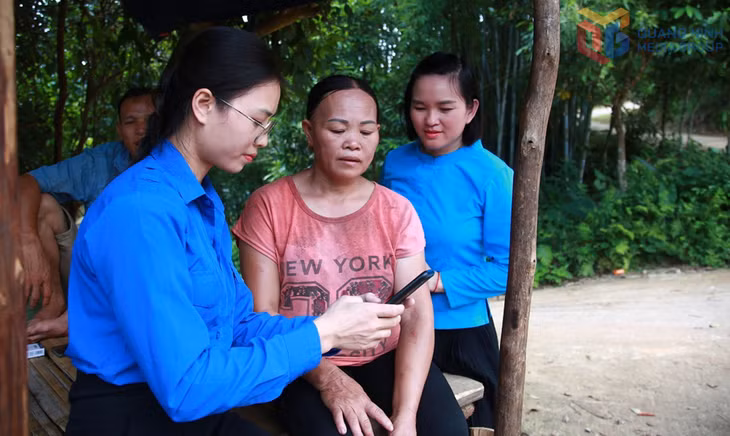 ĐVTN huyện Tiên Yên hướng dẫn người dân tham khảo nguồn thông tin chính thống trên mạng xã hội.