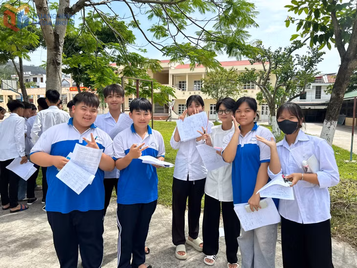 Đối với các thí sinh chỉ dự thi hệ không chuyên vào các trường THPT công lập, kỳ thi đã kết thúc thành công sau khi bài thi môn Toán được hoàn thành trong sáng 2/6. Ảnh: Trúc Linh.