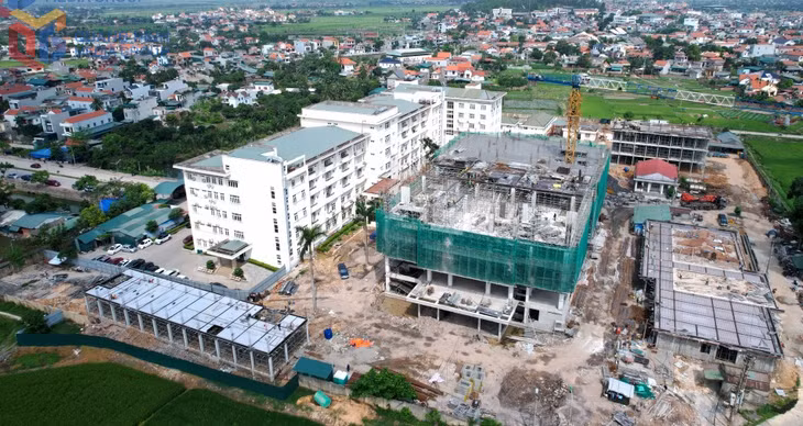 Các khối nhà dự án cải tạo, xây mới Trung tâm Y tế TP Đông Triều đang được tập trung thi công. Ảnh: Thành Công
