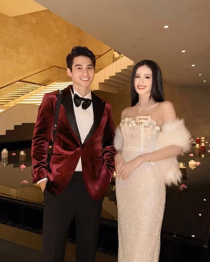 Thời gian gần đây, cô vướng tin đồn hẹn hò nam vương Tuấn Ngọc.