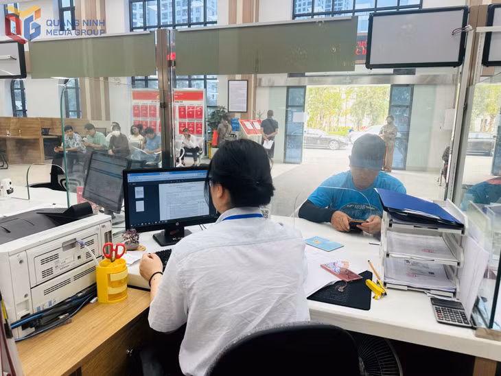 Công chức UBND phường Hồng Gai, TP Hạ Long giải quyết TTHC cho người dân. Ảnh Cao Quỳnh