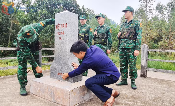 Thành viên Tổ tự quản đường biên, cột mốc biên giới thôn Nà Sa (xã Hoành Mô) cùng CBCS Đồn BPCK Hoành Mô tuần tra bảo vệ đường biên, cột mốc.