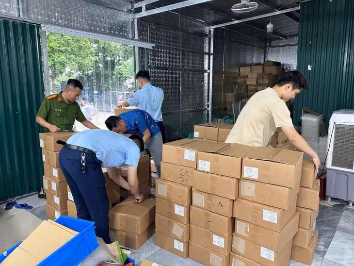 Lực lượng chức năng kiểm tra lô hàng vi phạm. Ảnh: CQCN