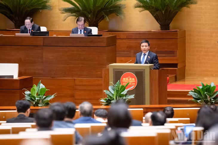 Bộ trưởng Tài chính Nguyễn Văn Thắng trình bày Báo cáo giải trình, tiếp thu, chỉnh lý dự thảo Nghị quyết trước khi Quốc hội bấm nút thông qua. (Ảnh: DUY LINH)