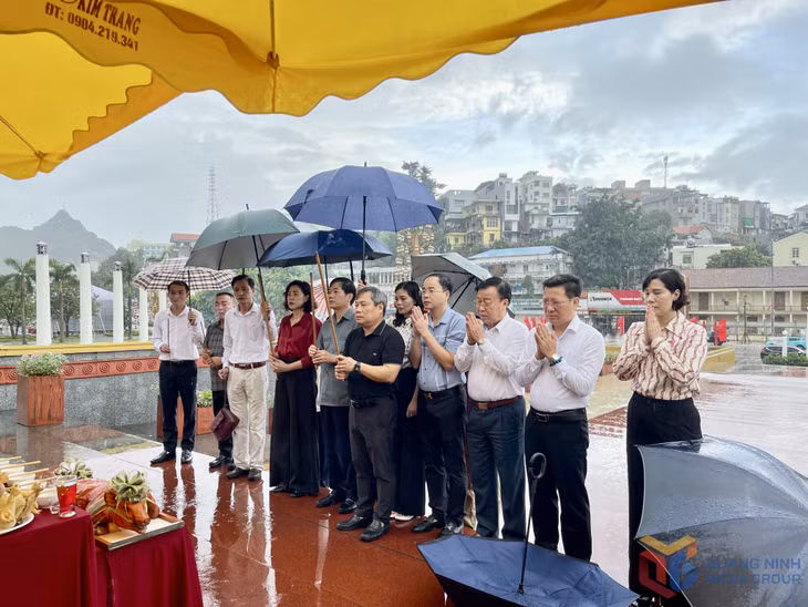 Các đồng chí lãnh đạo tỉnh và các đại biểu dâng hương tại Đài tưởng niệm Anh hùng liệt sĩ TP Hạ Long.