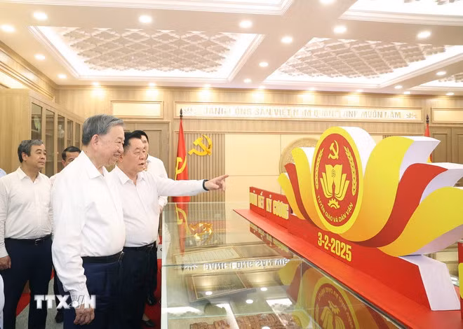 Tổng Bí thư Tô Lâm thăm Phòng truyền thống của Ban Tuyên giáo và Dân vận Trung ương. (Ảnh: Thống Nhất/TTXVN)