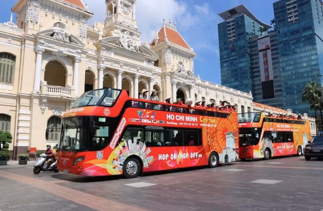 Trải nghiệm xe buýt 2 tầng ở Thành phố Hồ Chí Minh. (Nguồn: TTXVN)