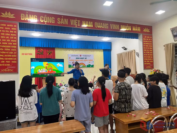 Chương trình sinh hoạt hè Tiếng anh cho cộng đồng do Đoàn Thanh niên Phường Nam Khê phối hợp với sinh viên Trường Đại học Hạ Long tổ chức.