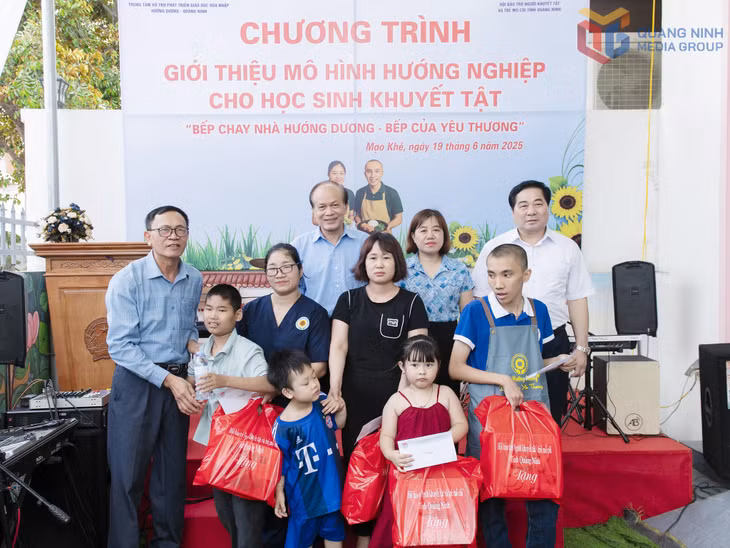 Lãnh đạo Hội Bảo trợ Người khuyết tật và Trẻ mồ côi tỉnh tặng quà cho các em học sinh tại Trung tâm Hỗ trợ phát triển giáo dục hòa nhập Hướng Dương.