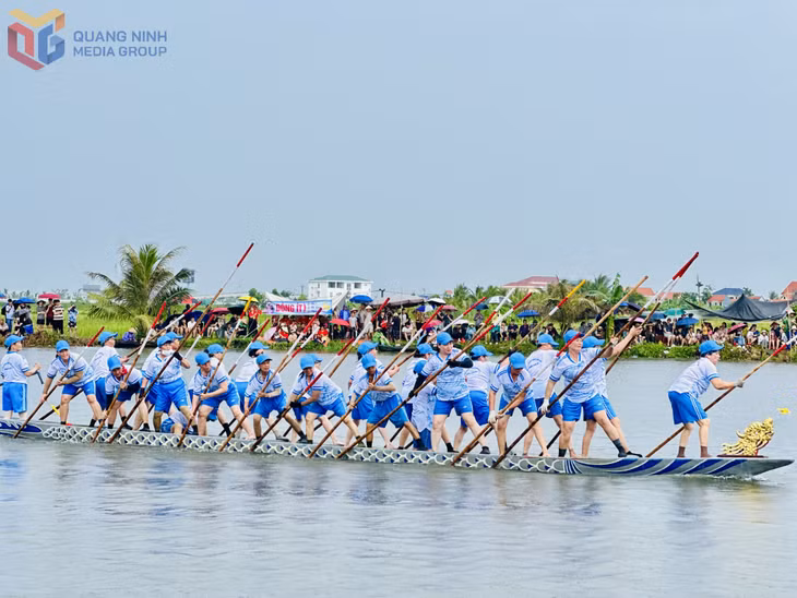 Đội bơi sào nữ của phường Phong Hải.