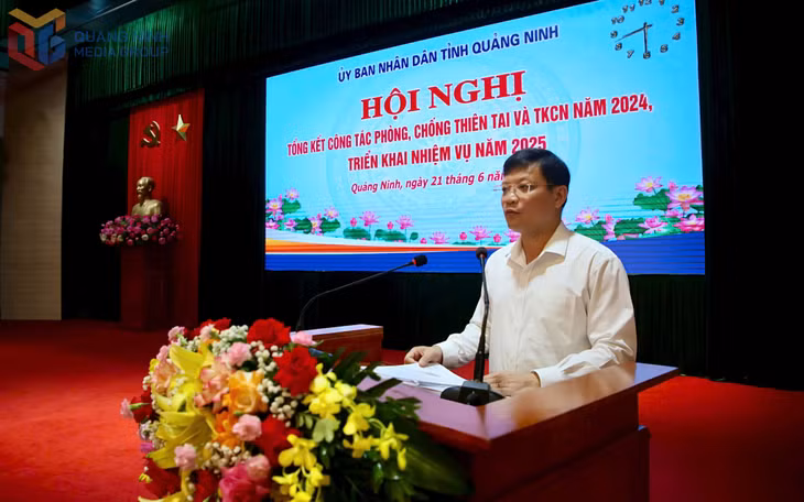 Đồng chí Nghiêm Xuân Cường, Phó Chủ tịch UBND tỉnh, Phó trưởng Ban Thường trực Ban Chỉ huy PCTT-TKCN và Phòng thủ dân sự tỉnh phát biểu chỉ đạo tại hội nghị.