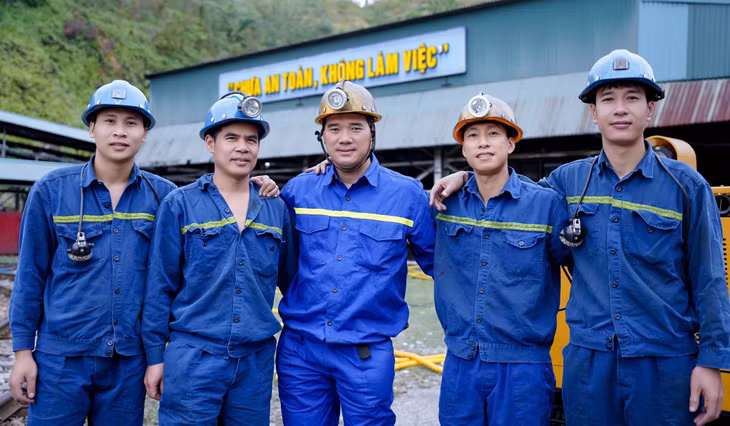 Thợ lò tiêu biểu, điển hình Phạm Đình Duẩn (người đứng giữa) với các đồng nghiệp. Ảnh Phạm Cường- CTV