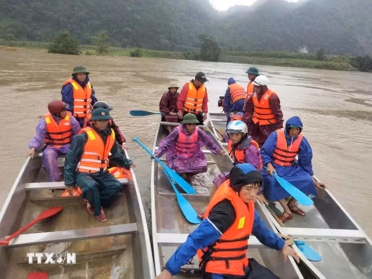 Lực lượng chức năng tổ chức lực lượng tìm kiếm các nạn nhân mất tích. (Ảnh: TTXVN phát)