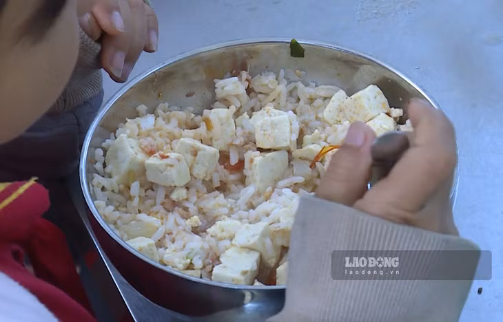 Vụ học sinh ăn mì tôm chan cơm: Nguyên hiệu trưởng lĩnh 3 năm 6 tháng tù ảnh 2