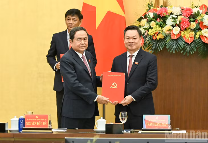 Bí thư Đảng ủy Quốc hội, Chủ tịch Quốc hội Trần Thanh Mẫn trao Quyết định cho đồng chí Hoàng Duy Chinh. (Ảnh: DUY LINH)
