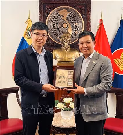 Giáo sư, Tiến sĩ Từ Minh Phương tặng quà lưu niệm cho Đại sứ Việt Nam tại Venezuela Vũ Trung Mỹ. Ảnh: TTXVN phát