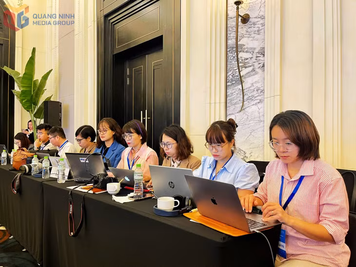 Các phóng viên báo chí Quảng Ninh tác nghiệp 