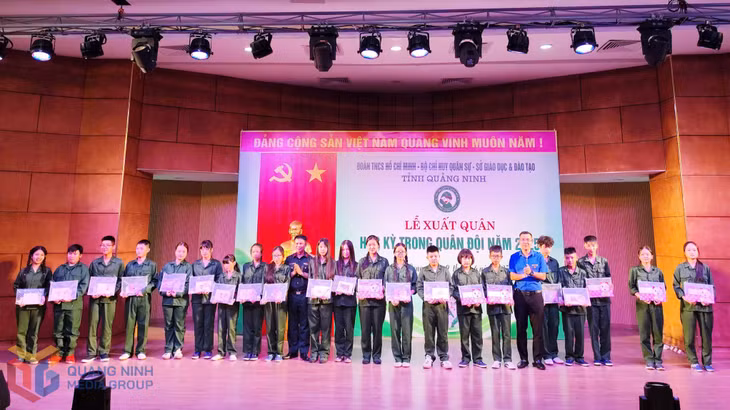 Đại diện lãnh đạo Tỉnh Đoàn và Bộ Chỉ huy Quân sự tỉnh tặng quà cho các em học sinh tham gia chương trình 