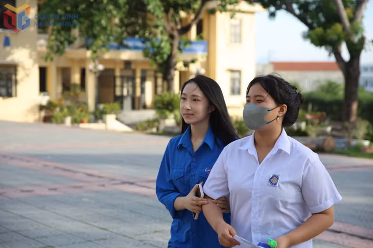 Thanh niên tình nguyện có mặt tại điểm thi hỗ trợ, hướng dẫn thí sinh vào phòng thi một cách trật tự và đúng thời gian.