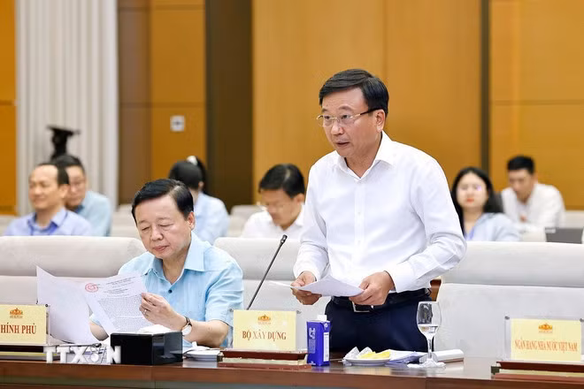 Thứ trưởng Bộ Xây dựng Nguyễn Danh Huy trình bày tóm tắt báo cáo tiếp thu, giải trình, chỉnh lý. (Ảnh: Doãn Tấn/TTXVN)