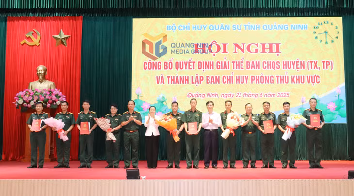 Các đồng chí lãnh đạo tỉnh, Đảng uỷ, Bộ CHQS tỉnh trao các quyết định và tặng hoa chúc mừng các đơn vị, tháng 6/2025.