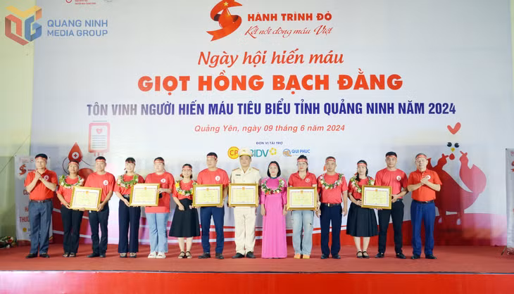 Các hộ gia đình hiến máu tiêu biểu được UBND tỉnh tôn vinh, khen thưởng tại Chương trình 