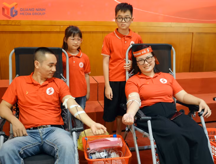 Gia đình chị Đào Thị Duyên (ở khu 1, phường Mông Dương, TP Cẩm Phả) tham gia hiến máu tình nguyện tại Chương trình 