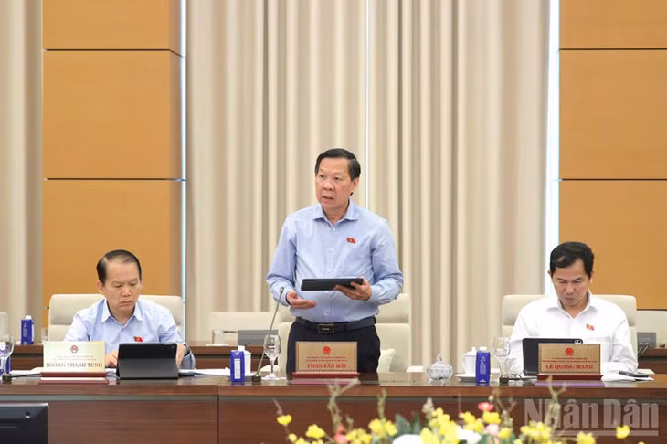 Chủ nhiệm Ủy ban Kinh tế và Tài chính Phan Văn Mãi báo cáo tại phiên họp. (Ảnh: DUY LINH)