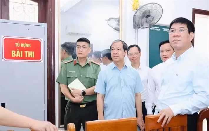 Bộ trưởng Nguyễn Kim Sơn kiểm tra tại điểm thi tại Trường THPT Nguyễn Đức Cảnh (Thái Bình)