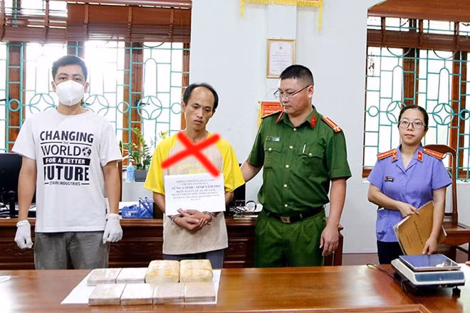 Đối tượng Sùng A Sỉnh cùng số ma túy tại cơ quan điều tra. Ảnh: Công an Lai Châu