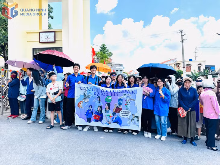 Cổ vũ tinh thần chúc các sĩ tử thi hoàn thành tốt bài thi.