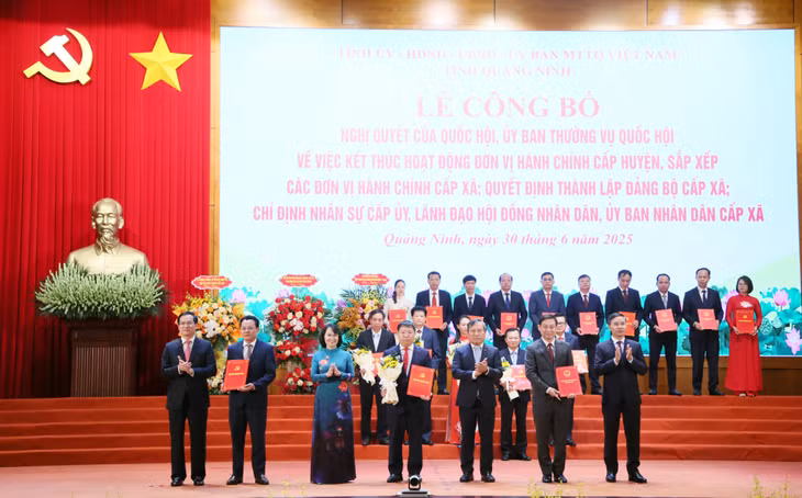 Ban Thường vụ Tỉnh uỷ trao các quyết định của Tỉnh ủy, Ban Thường vụ Tỉnh ủy, các Nghị quyết của HĐND tỉnh và tặng hoa chúc mừng Đảng bộ xã Quảng Hà.
