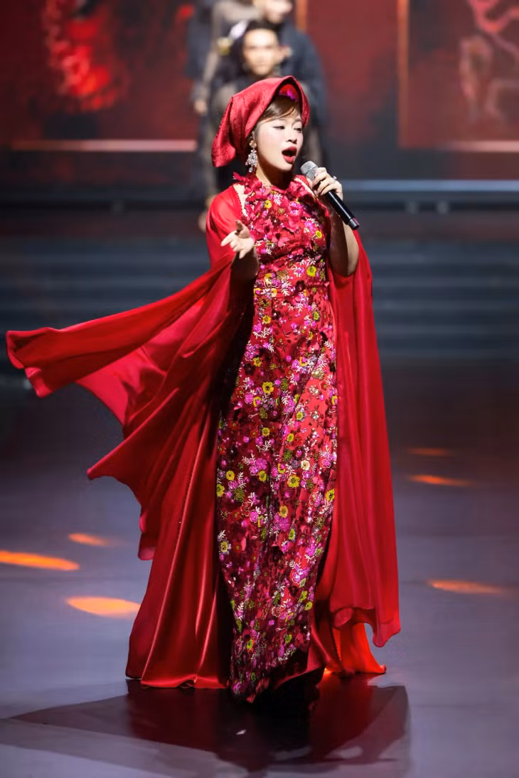 Sao mai Nguyễn Thu Hằng tái xuất trong show thời trang của Cao Minh Tiến - Ảnh 2.