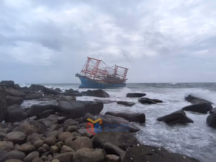 Tàu cá ngư dân bị trôi dạt rồi mắc cạn tại khu vực Tây Nam đảo Hạ Mai.