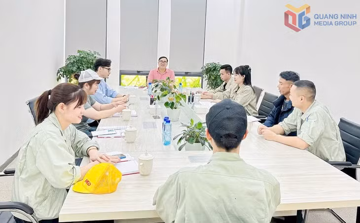 Đại diện LĐLĐ huyện Hải Hà dự sinh hoạt Đảng và triển khai phong trào thi đua trong Chi bộ Công ty TNHH May mặc Hoa Lợi Đạt Hải Hà (KCN Cảng biển Hải Hà)