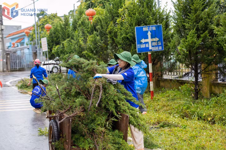 Bích Ngọc tham gia tình nguyện tại xã Quảng An (huyện Đầm Hà).