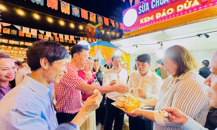Các đại biểu thưởng thức các món ăn đường phố tại Chợ đêm Sonasea Vân Đồn.