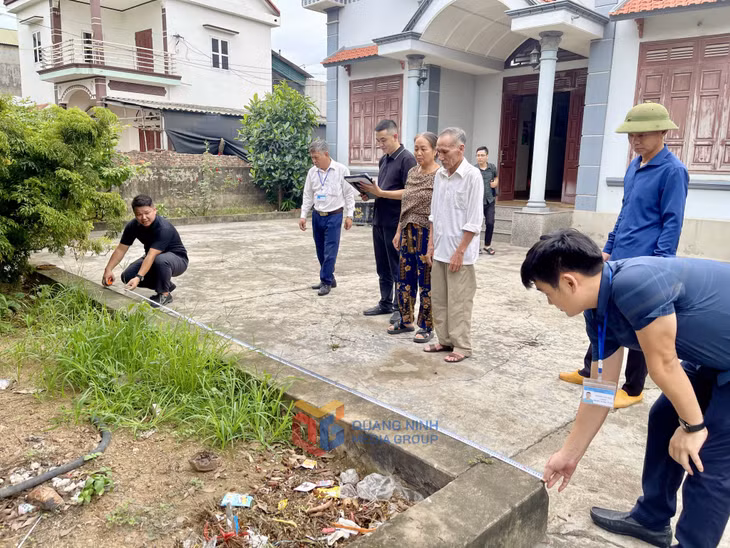 Công tác đo đạc, kiểm đếm tài sản phục vụ công tác GPMB ở TP Đông Triều được thực hiện nghiêm túc.