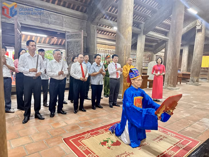 Lãnh đạo thị xã dâng hương tại đình Cốc.