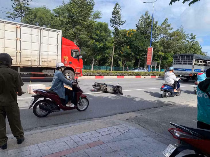 Tai nạn giữa xe máy và xe tải khiến người phụ nữ tử vong tại hiện trường. Ảnh: Bạn đọc cung cấp