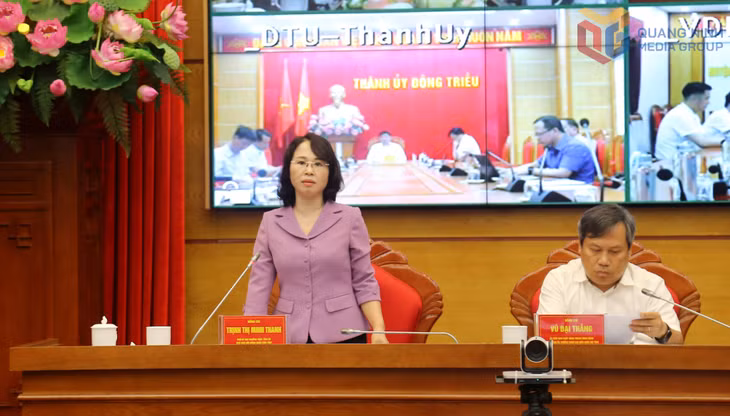 Đồng chí Trịnh Thị Minh Thanh, Phó Chủ tịch Thường trực HĐND tỉnh, Chủ tịch HĐND tỉnh, phát biểu tại hội nghị.