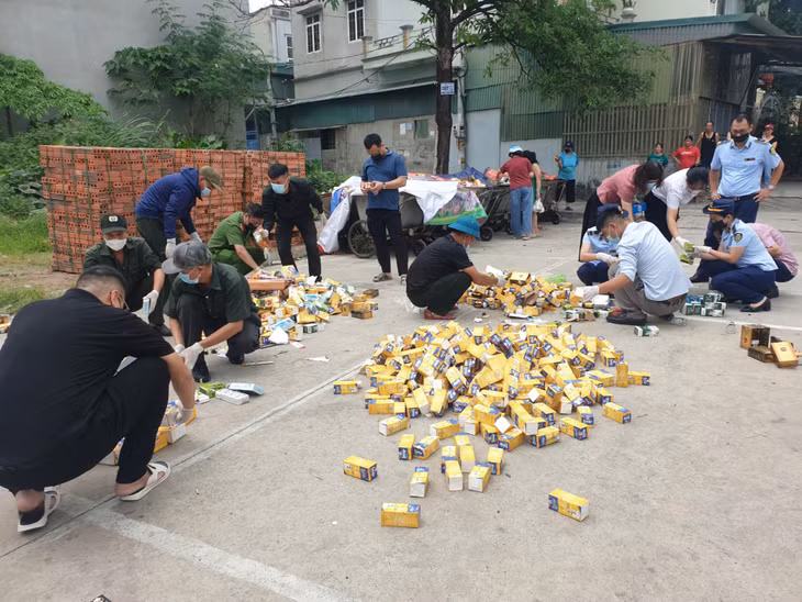 Các cơ quan chức năng phân loại và kiểm đếm các sản phẩm.